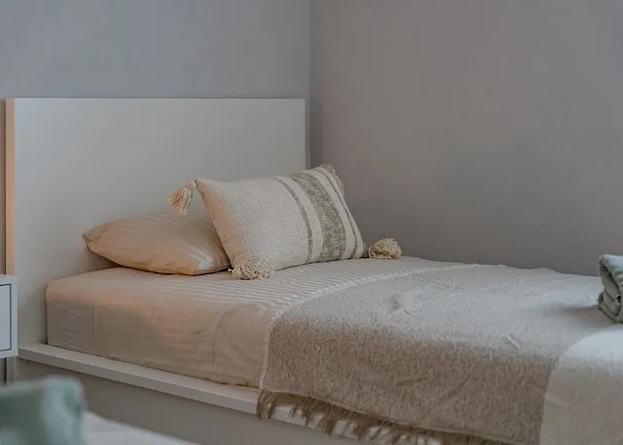 2bdr Ocean View & Large Private Terrace In