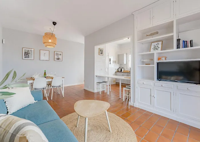 2bdr Ocean View & Large Private Terrace In דירה