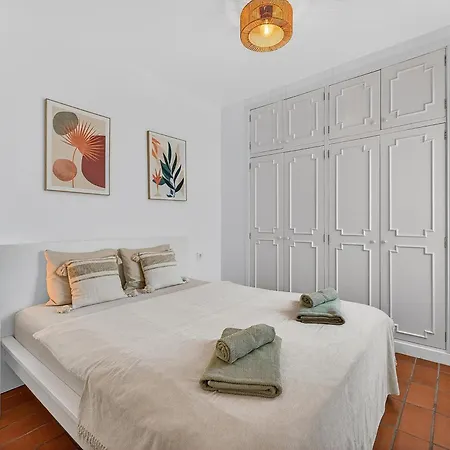 2bdr Ocean View & Large Private Terrace In